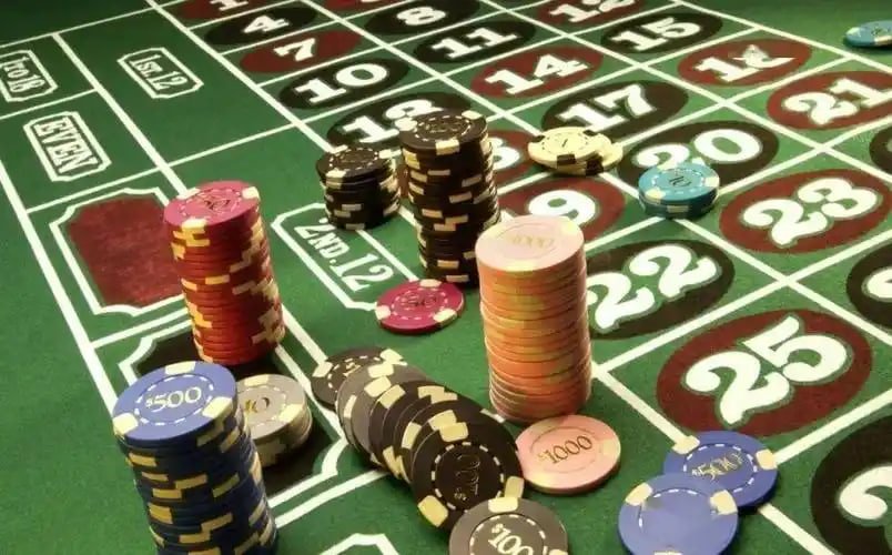 Pemain bulu tangkis melakukan smash keras di lapangan
